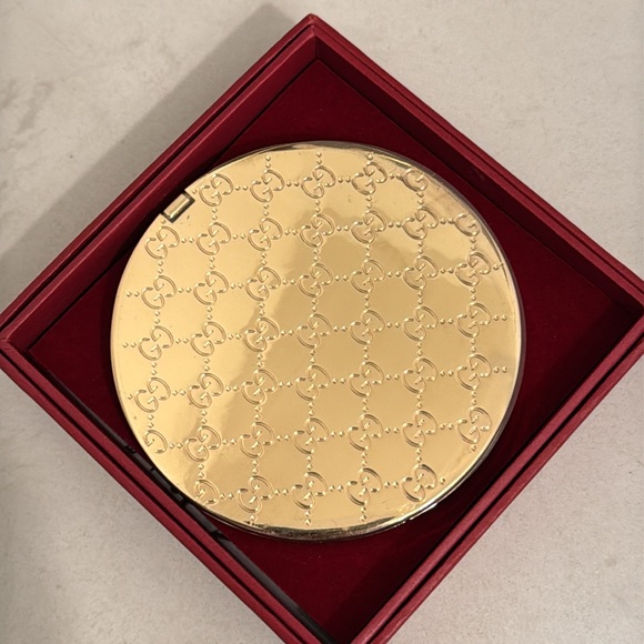 Gucci mirror a beautiful woman accessories made by Guccithis is NWOT - Picture 11 of 14